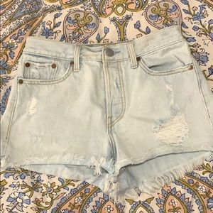 Levi’s light wash short